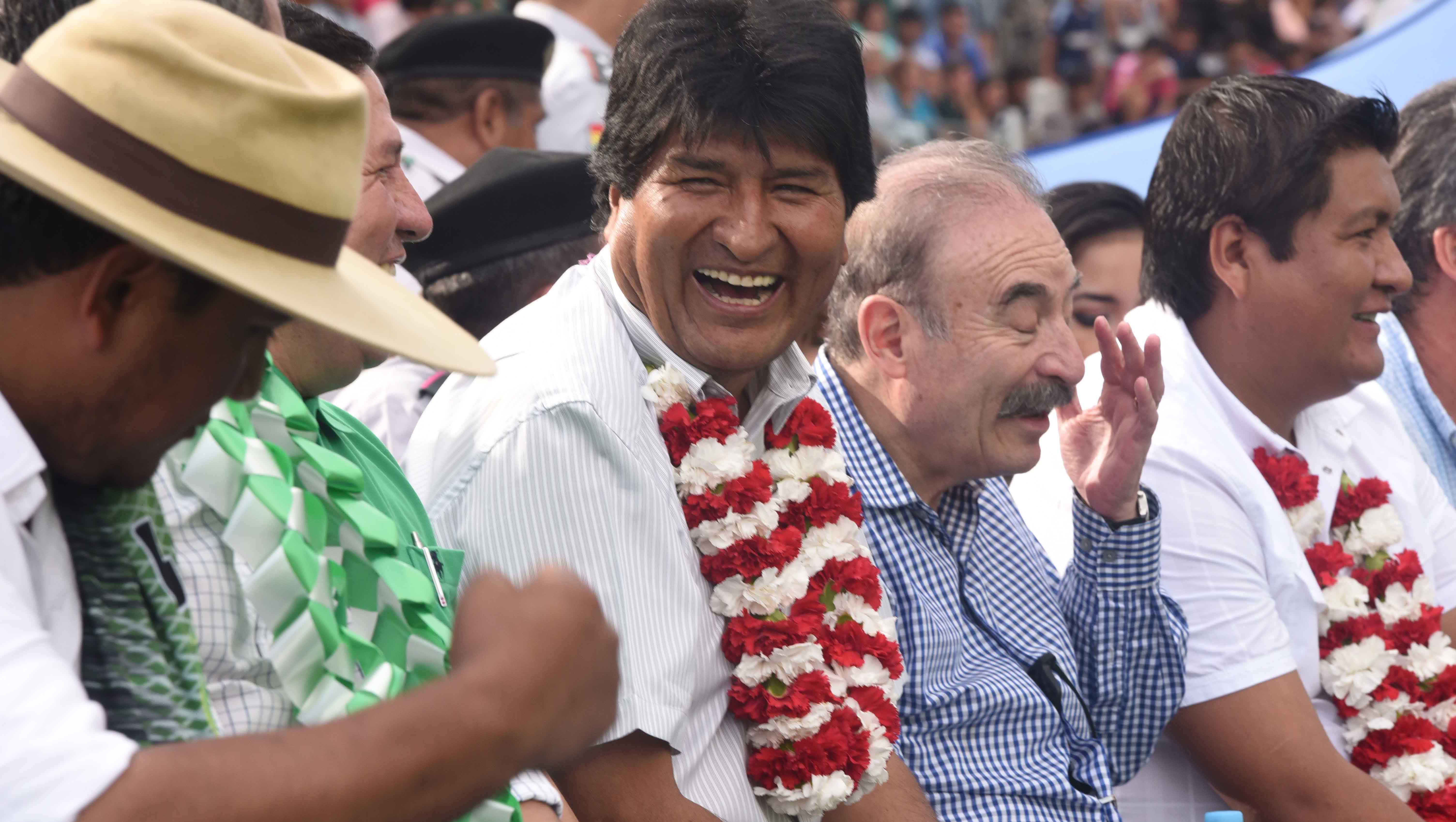El jefe de Estado boliviano (c) cuenta con más de 157.700 seguidores.