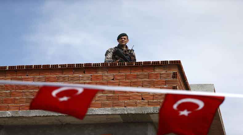 Considerado como una elección vital para Turquía, las autoridades han desplegado una gran cantidad de oficiales de seguridad para resguardar el evento.