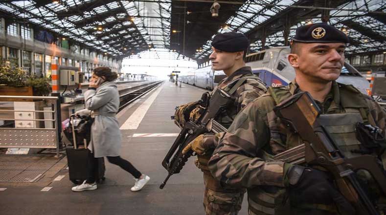 Francia también ha incrementado la vigilancia de París y de las principales ciuades del país, con patrullas militares que circulan por centros turísticos, aeropuertos y estaciones.