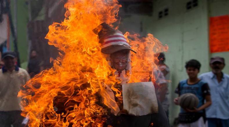 Un grupo de personas quemó un muñeco de trapo al que se le colocaron fotografías, entre otros, de Donald Trump y el presidente de Argentina, Mauricio Macri, como un derivado de la 