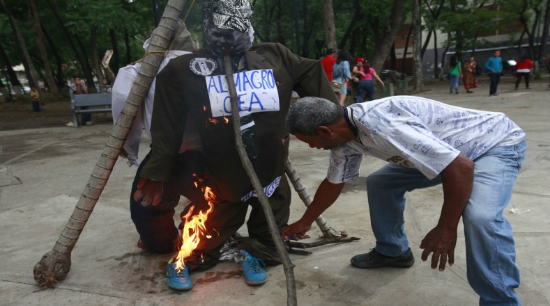 Un muñeco de trapo que representaba al secretario General de la Organización de Estados Americanos (OEA), el uruguayo Luis Almagro, Aantes de ser quemado por venezolano, que lo consideran un traido.