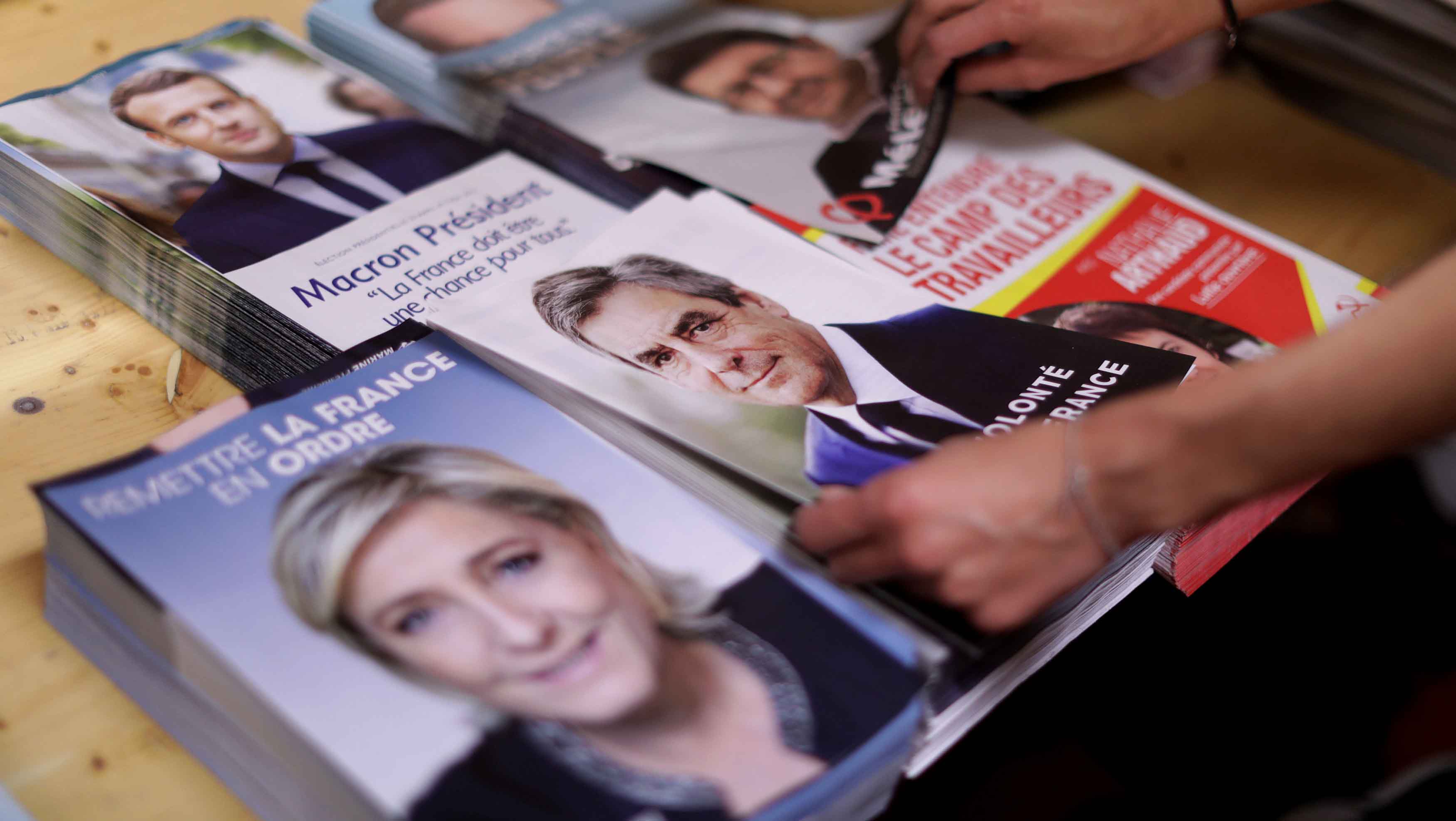 Macron, Le Pen, Mélenchon y Fillon rondan el 20 por ciento de apoyos.