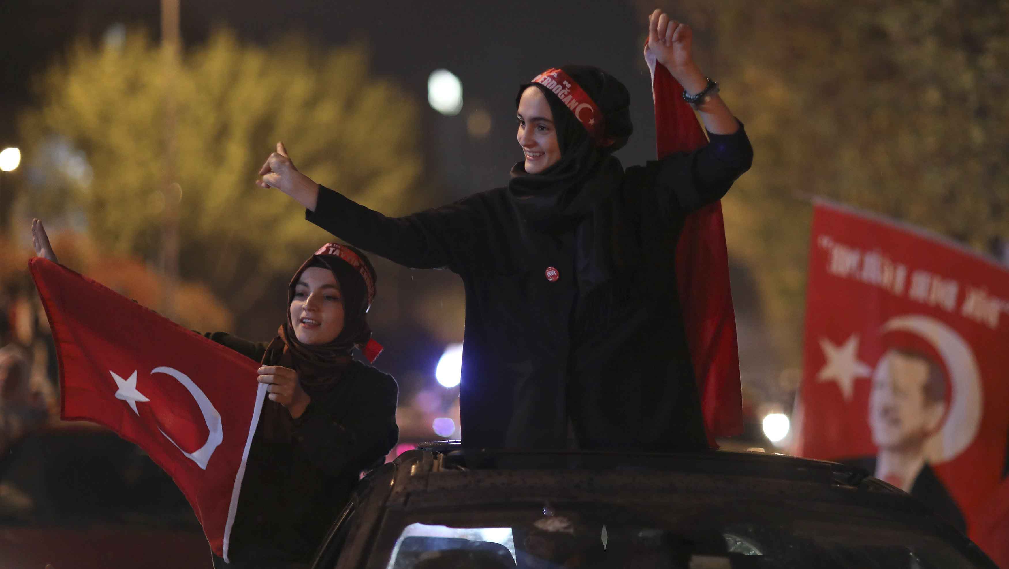 Turcos celebran el resultado del referendo de este domingo.