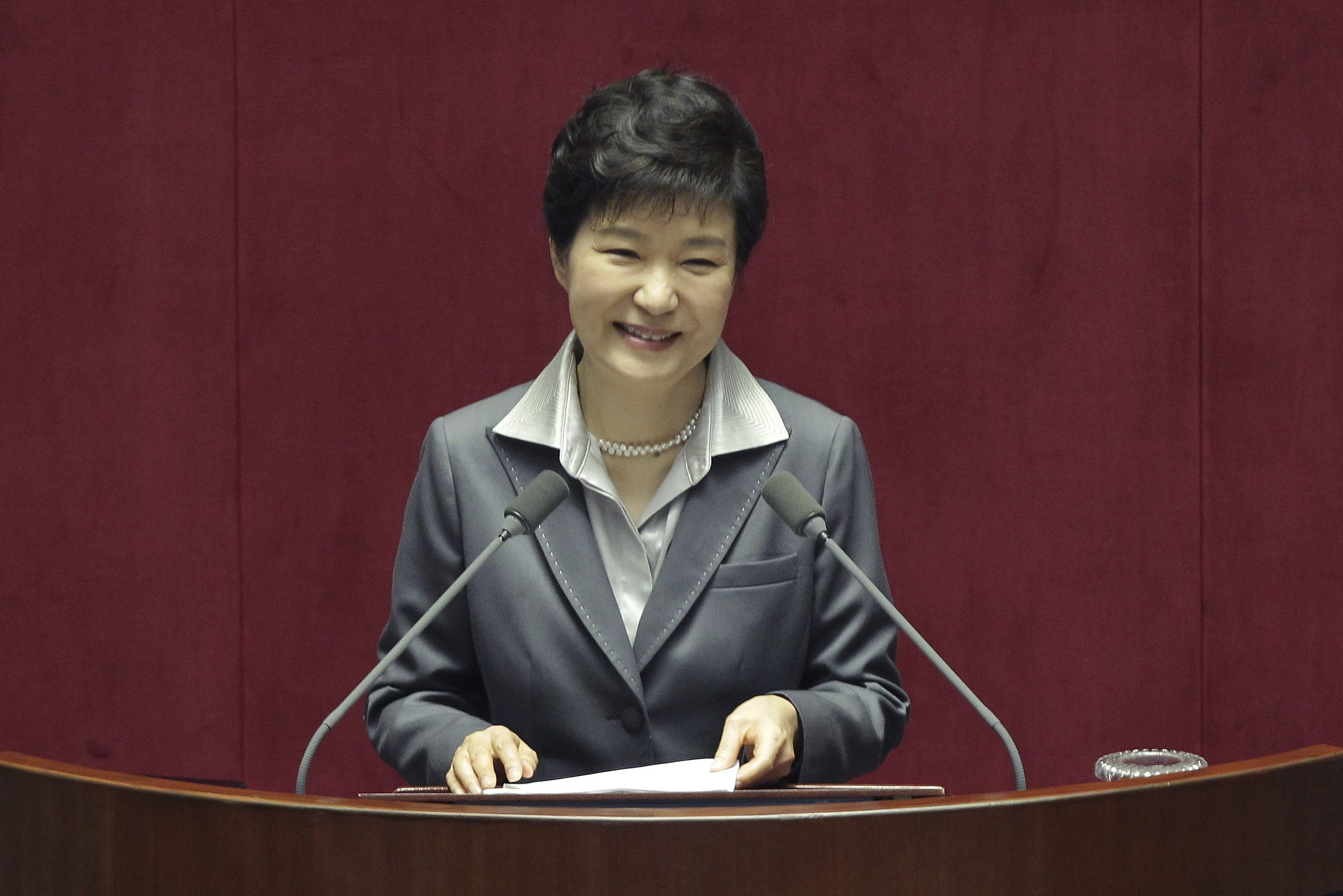 Los fiscales acusan a Park Geun-hye por abuso de poder, coerción, soborno y filtración de información confidencial estatal.