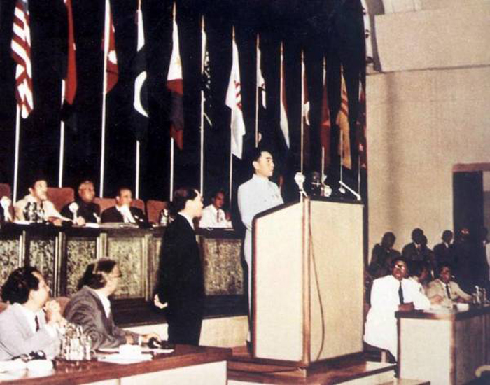 La Conferencia Bandung significó un hito porque por primera vez se produjo una reunión importante de países del denominado Tercer Mundo sin la presencia de los europeos, de la Unión Soviética o de los EE.UU.