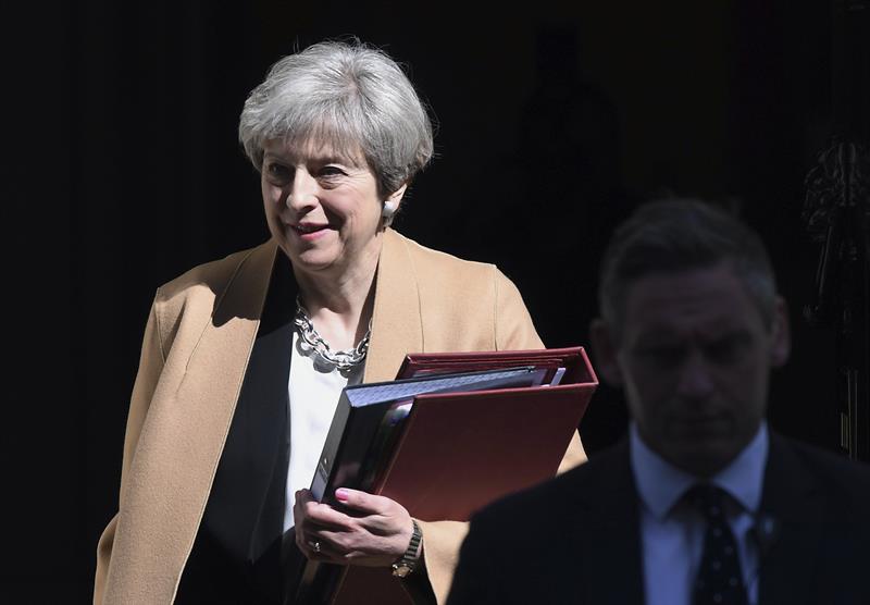 La primera ministra británica Theresa May propuso adelantar las elecciones al próximo 8 de junio.