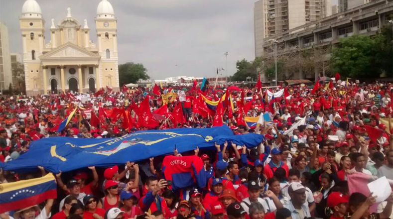 El apoyo popular al presidente Nicolás Maduro salió desde todos los puntos de la ciudad de Caracas para finalmente llegar a la emblemática avenida Bolívar.