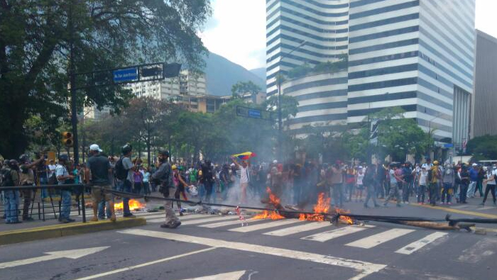 Derecha venezolana realiza focos de violencia durante manifestaciones en Caracas.