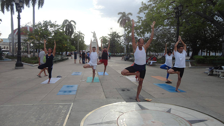 El parque José Martí, plaza principal de la ciudad, acoge la práctica de ejercicios