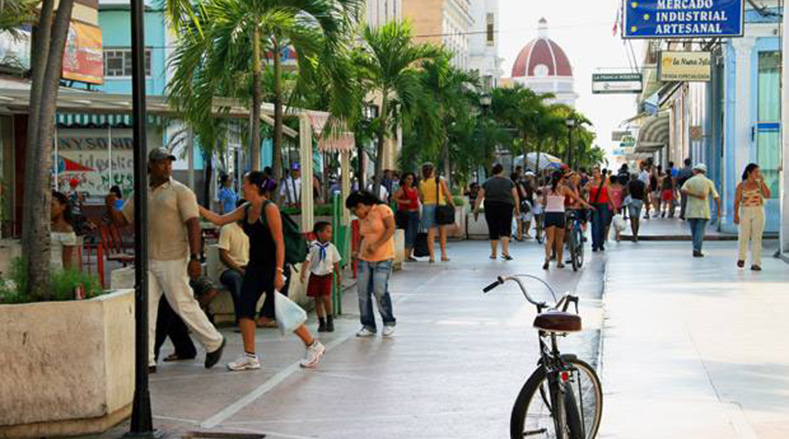 Bulevar de San Fernando, paseo peatonal más concurrido de la ciudad de Cienfuegos.