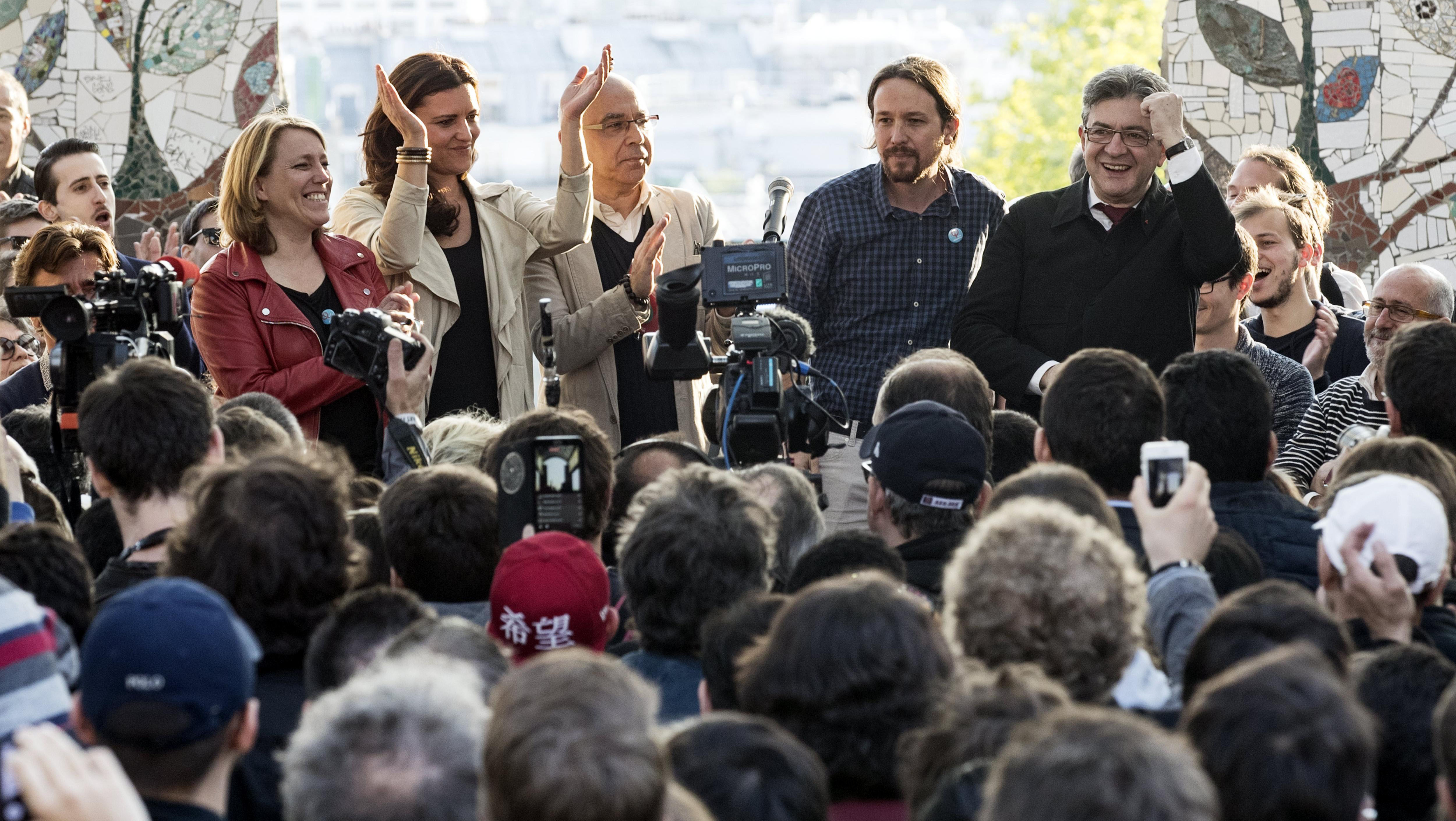 Mélenchon (d) junto a la eurodiputada del Bloque de Izquierda, Marisa Matías (2i), y el líder de Podemos, Pablo Iglesias (2d).