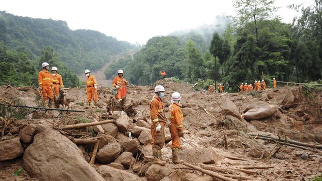 Equipos de rescate laboran luego del deslizamiento de tierra en China.