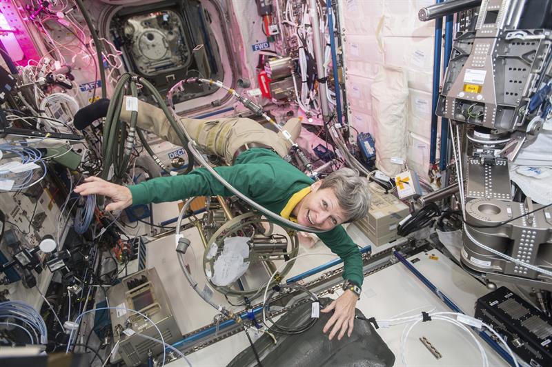 Peggy Whitson es la mujer que más caminatas espaciales ha hecho (ocho en total).