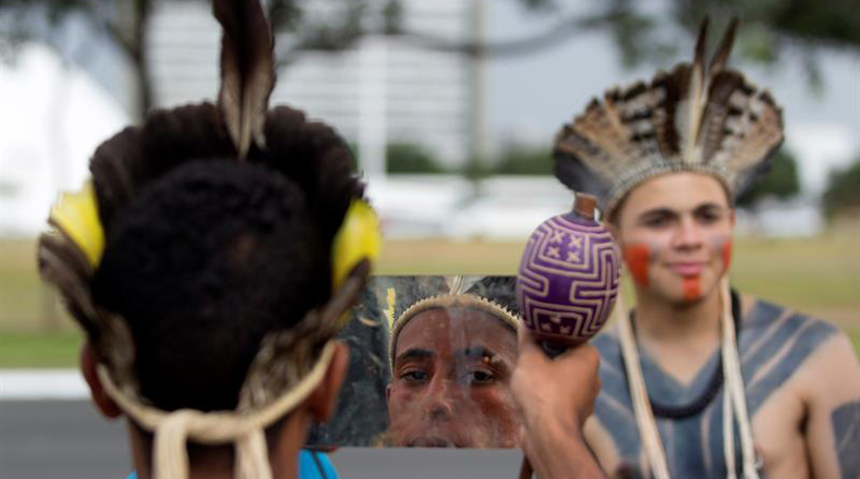 Los indígenas se manifestaron en contra del Gobierno de Michell Temer, por impulsar desde su llegada al poder acciones que los afectan, como recorte de recursos de la Asociación Nacional del Indio.