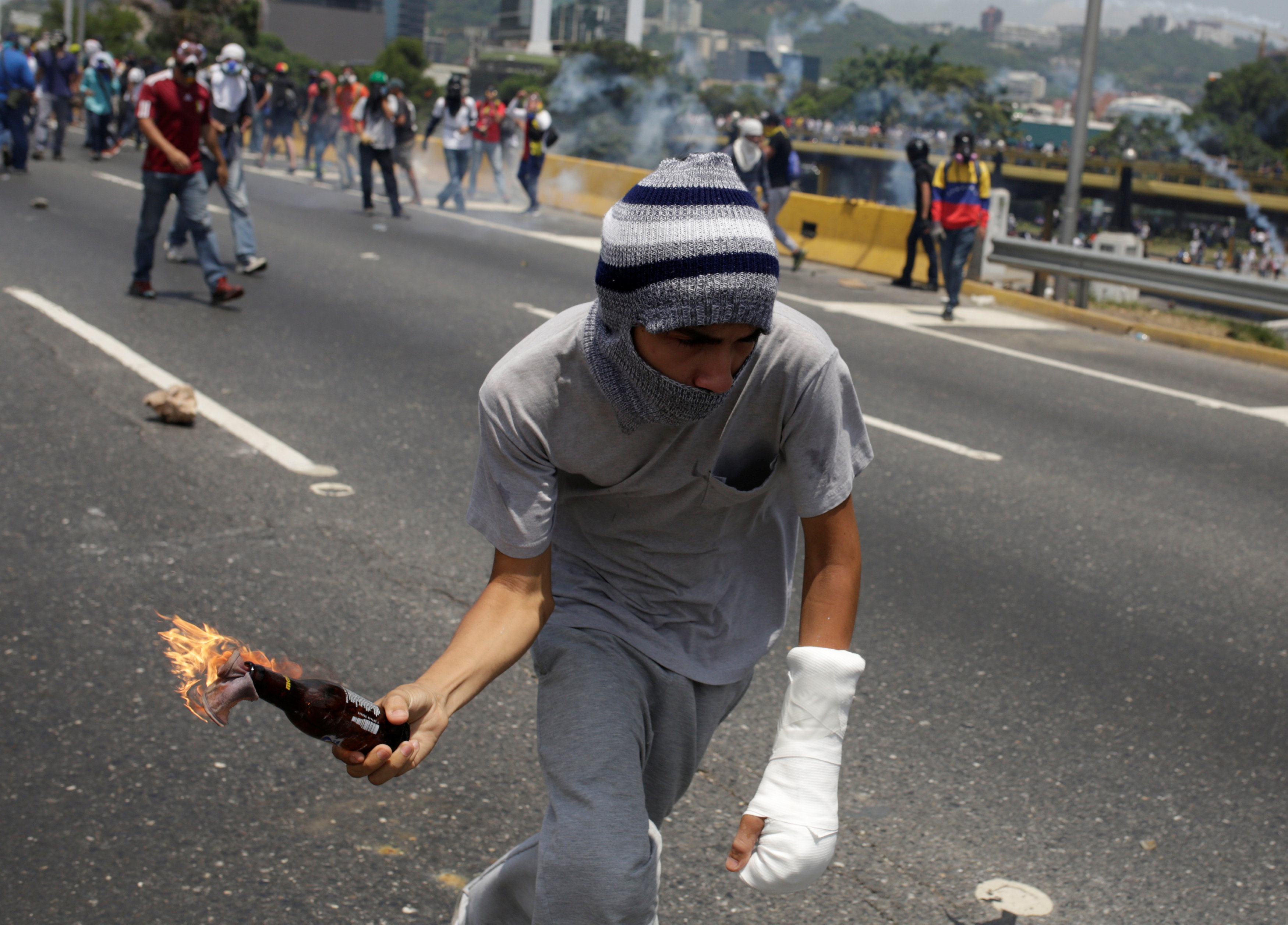 Un hombre fue asesinado cuando pasaba por una barricada en el estado Táchira y un joven recibió el impacto de una bomba lacrimógena en el pecho este miércoles.
