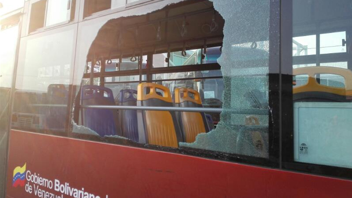 En medio de las jornadas violentas promovidas por la derecha en Venezuela, se han llevado a cabo actos vandálicos contra medios de transporte públicos.