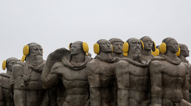 Con motivo de esta celebridad, los brasileños pusieron el 26 de abril los auriculares aislantes del ruido de color amarillo sobre las esculturas alrededor del Monumento a las Banderas.