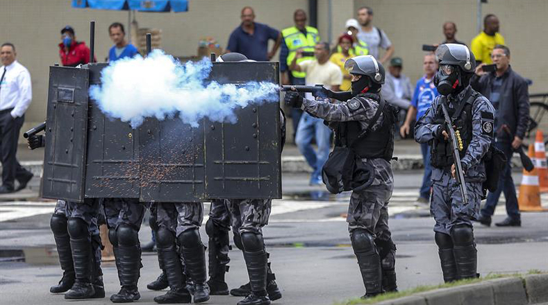 La Policía arremete contra los manifestantes lanzado bombas de gas en las concentraciones de las principales rutas de Brasil.
