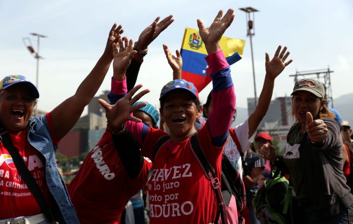 Sectores de la derecha rechazan el diálogo con el Gobierno, piden la salida inmediata de Maduro de la Presidencia e impulsan protestas violentas.