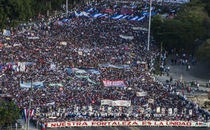 Miles de personas congregadas en la Plaza de la Revolución José Martí celebran el Día Internacional de los Trabajadores.
