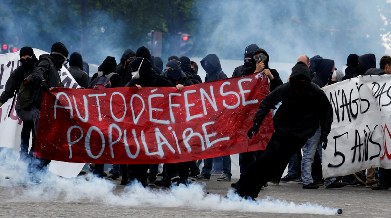 En Francia, una caminata liderada por cuatro sindicatos con consignas como "Contra los retrocesos sociales, caldo de cultivo de la extrema derecha", termino en enfrentamientos entre grupos encapuchados y efectivos antidisturbios.