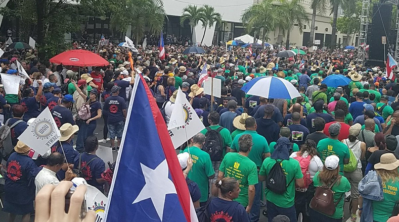En Puerto Rico, se efectúa un paro general convocado por sindicatos, estudiantes y diversas organizaciones sociales en repudio a los recortes impuestos por las autoridades, los manifestantes demuestran su apoyo a esta medida en las calles.