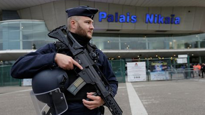 Francia mantiene la alerta máxima luego de una ola de atentados terroristas que dejó más de 200 muertos.
