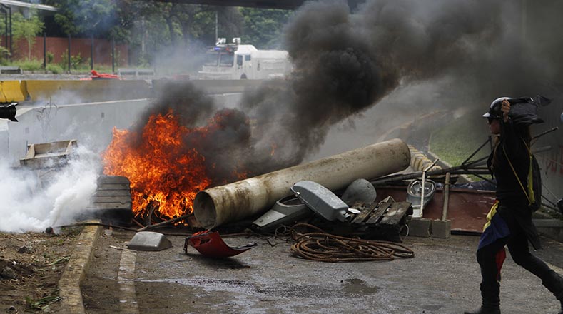 Caos, cierre de vías y quema de cauchos, forman parte de las protestas "pacíficas" de la oposición. 