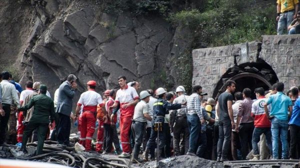 Operaciones de búsqueda y rescate tras la explosión de una mina en Azadshahr, en el noreste de Irán.