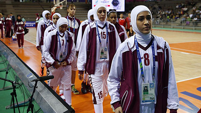El retiro de la selección qatarí de los Juegos Asiáticos en 2014, al no poder portar su vestimenta tradicional, obligó a una revisión de la norma.