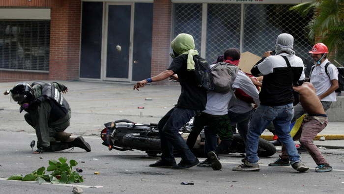 El Gobierno venezolano reportó el ataque hacia centenares de funcionarios públicos por parte de grupos violentos vinculados a la oposición.