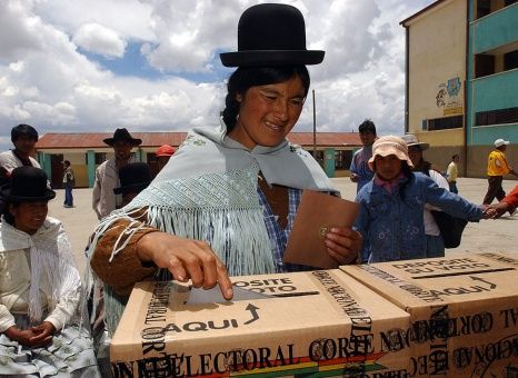El vocero del Tribunal Supremo Electoral boliviano afirmó que con los recursos se garantizará el "kit electoral, la transmisión rápida y segura de actas, así como toda la logística e informática para el proceso de cómputo".
