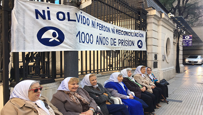 Siete miembros de las Madres de la Plaza de Mayo organizaron una sentada frente al Episcopado en Buenos Aires.