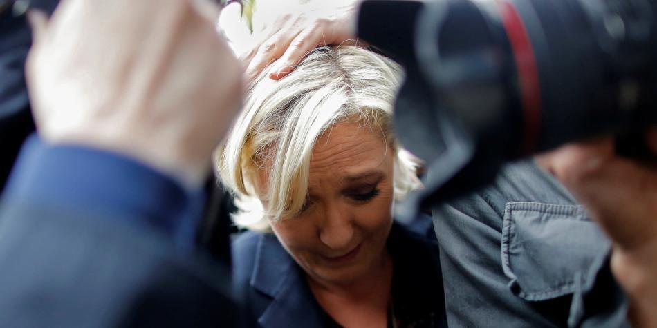 Le Pen fue recibida con huevos, gritos e insultos, por parte de un grupo de manifestantes que protestaban en contra de la candidata.