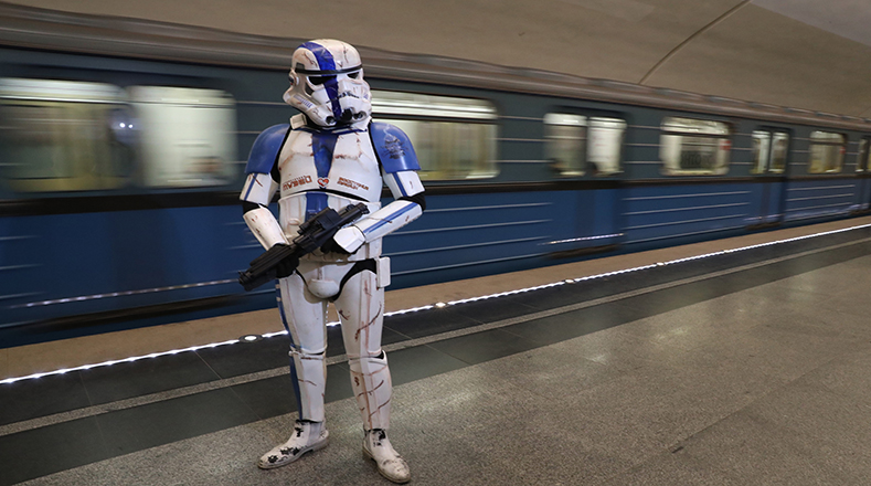 La Estación Lermontovsky Prospekt del Metro de Moscú fue escenario de un "flash mob" en celebración del "Star Wars Day" o "Día de la Guerra de las Galaxias". 