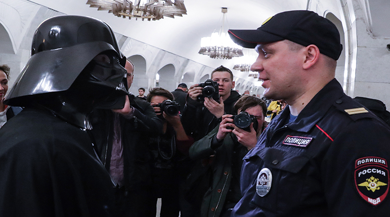 Darth Vader saludó a pasajeros y agentes de seguridad del metro.