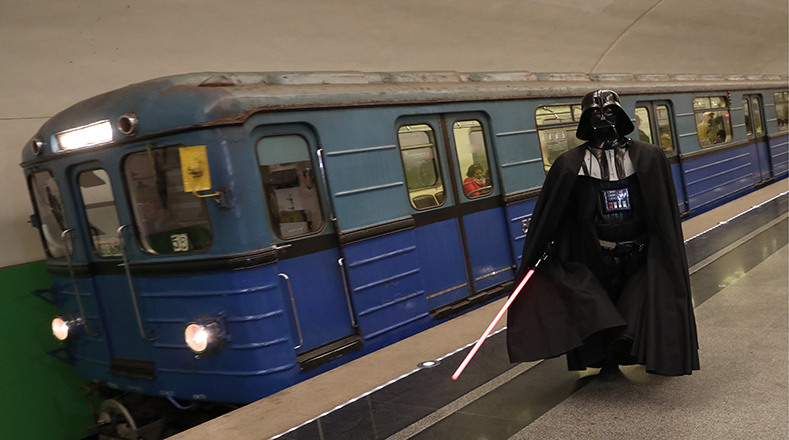 Con su lightsaber el villano de Star Wars posó frente al tren. 