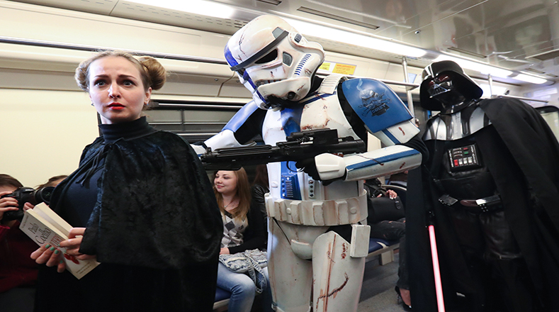 Leia, un stormtrooper y Darth Vader viajaron juntos en el metro de Moscú.