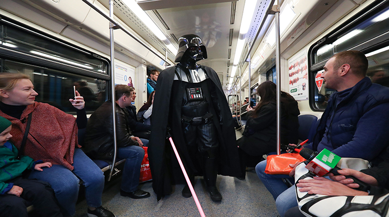 El viaje de este 4 de mayo de los pasajeros del metro no fue nada convencional gracias a la presencia de los icónicos personajes de Star Wars.