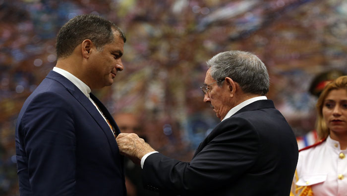 Correa (i) aseguró que una visita a Cuba es la mejor forma de despedir su mandato.
