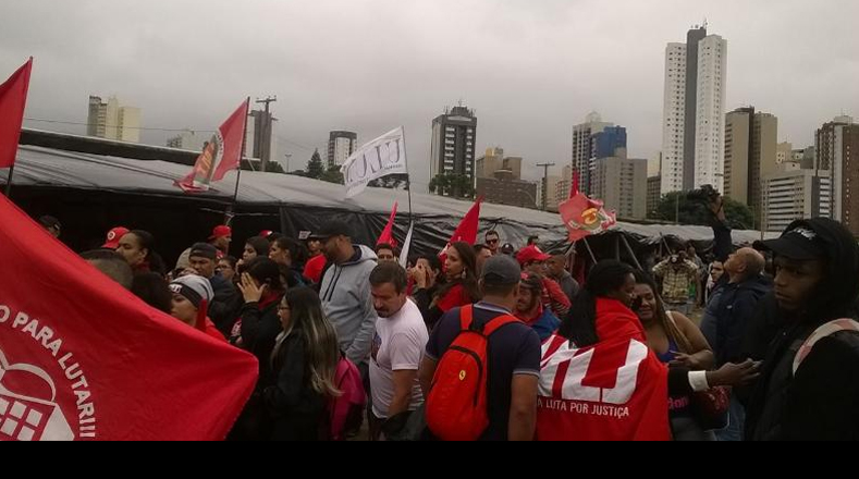 Al llegar la noche simpatizantes de Luiz Inácio Lula da Silva caminaron hasta la catedral de Curitiba para realizar una vigilia en apoyo al expresidente y en defensa de los derechos de los trabajadores.