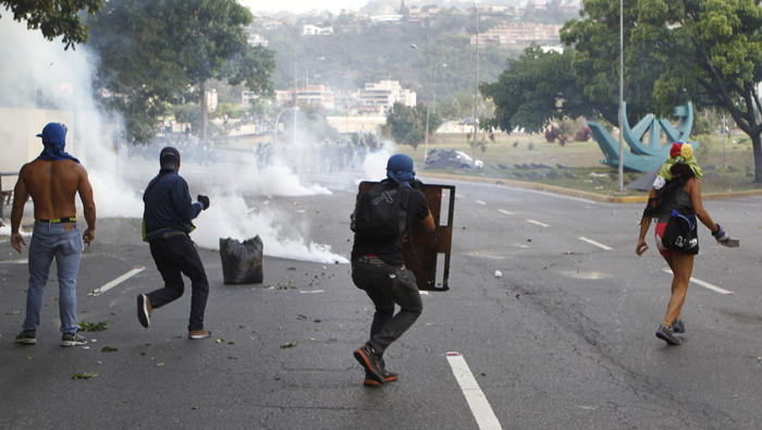 Más de 700 lesionados y 35 personas fallecidas es el saldo que dejan las protestas violentas de la oposición venezolana, según registra el MP.