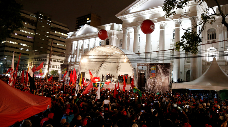 Una multitud conformada por movimientos sociales y sindicales de Brasil se concentró en Curitibia para apoyar al exmandatario durante el interrogatorio.