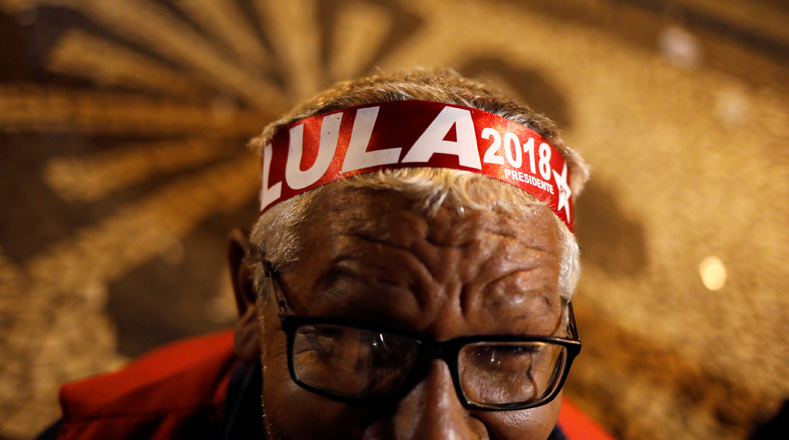 Un manifestante muestra su apoyo a Lula da Silva para las presidenciales de 2018 en Brasil durante la concentración en la ciudad brasilera de Curitibia.. 