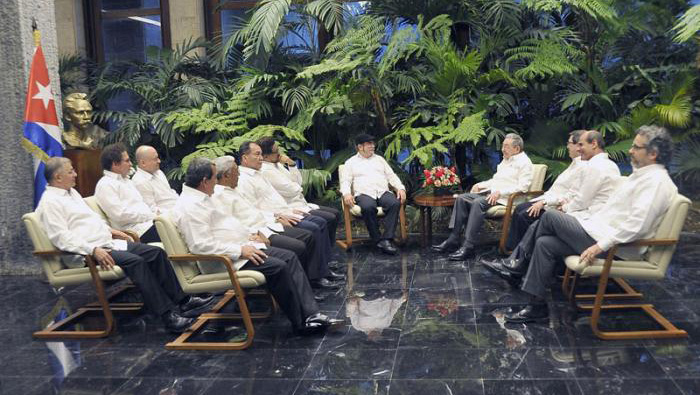 El presidente Raúl Castro junto a integrantes de las FARC-EP, incluido Timoleón Jiménez, alias 