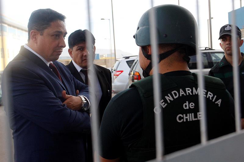 El ministro de justicia boliviano visitó a los detenidos en la cárcel Alto Hospicio.