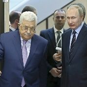 El presidente Vladimir Putin (derecha) y su homólogo palestino Mahmud Abbas, al iniciar una reunión en la residencia Bocharov Ruchei en la ciudad balneario de Sochi, en el Mar Negro, el 11 de mayo.