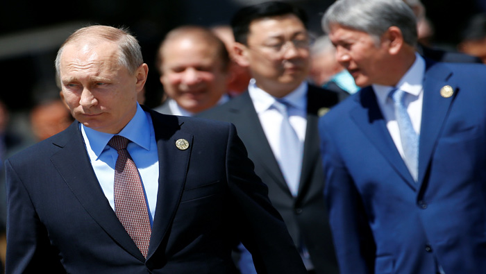 El presidente ruso (i) se encuentra en China como parte del Foro sobre la Nueva Ruta de la Seda.