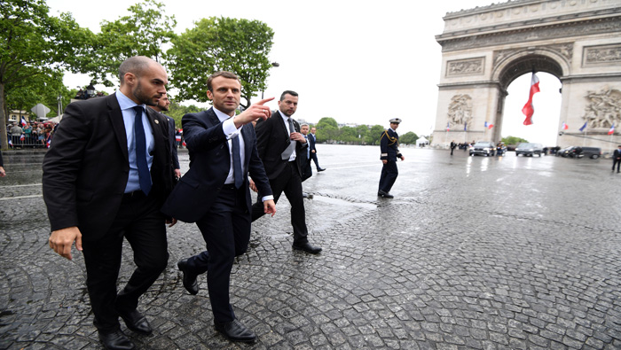 Emmanuel Macron (c) en el Arco del Triunfo de París tras ser investido este domingo como presidente de Francia.