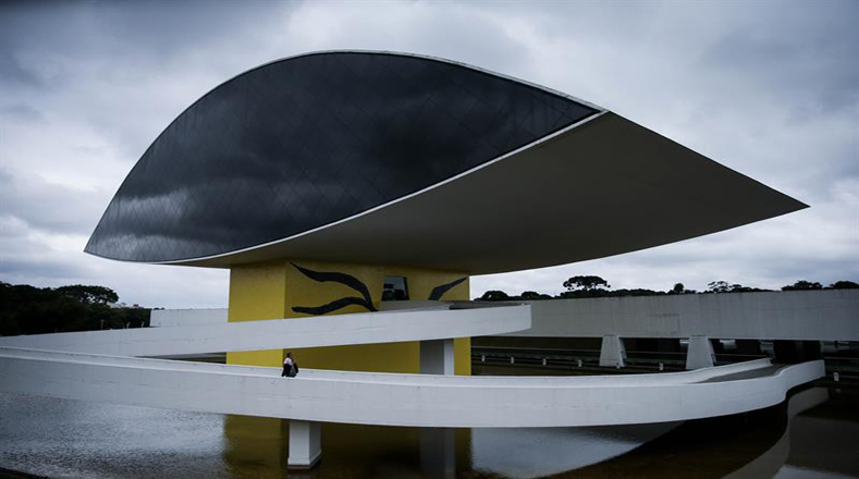 El Museo Oscar Niemeyer, en la ciudad brasileña de Curitiba, es conocido popularmente como "El Ojo". Esta construcción fue diseñada por el arquitecto que le da nombre en 1967 y está centrada en las artes visuales, la arquitectura y el diseño.